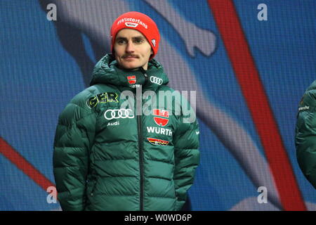 Richard Freitag (SG Nickelhütte Aue) bei der Siegerehrung zuim Skispringen Herren NH, Nordische FIS SKI-WM 2019 in Seefeld Foto Stock