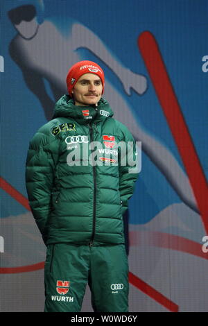 Richard Freitag (SG Nickelhütte Aue) bei der Siegerehrung zum Skispringen Herren NH, Nordische FIS SKI-WM 2019 in Seefeld Foto Stock