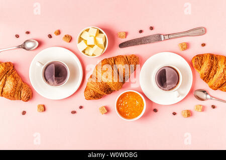 Caffè e Croissant su sfondo color pastello, vista dall'alto. Foto Stock
