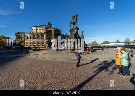 DRESDEN, Germania - 31 ottobre 2018: Semperoper (Stato Sassone Opera). La casa dell'opera fu originariamente costruito dall'architetto Gottfried Semper in 1841. Foto Stock