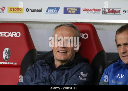 Hatte gut lachen: Trainer Christian Streich (Freiburg), 1. BL: 18-19: 25. Sptg. - SC Freiburg vs. Hertha BSC Berlin DFL REGOLAMENTI VIETANO QUALSIASI USO DI FOTOGRAFIE come sequenze di immagini e/o quasi-Video Foto: Joachim Hahne/johapress Foto Stock