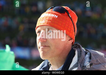 Lasse Ottesen (FIS direttore di gara Nordische Kombination) bei der Absage des Skispringens beim Weltcup Finale Nordische Kombination Schonach 2019 Foto Stock