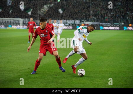 V. li. im Zweikampf , Keven Schlotterbeck (Freiburg), vs# Alassane motivo (Gladbach) im Spiel der 1. BL: 18-19: 26. Sptg. - Borussia Mönchengladbach - SC Freiburg DFL REGOLAMENTI VIETANO QUALSIASI USO DI FOTOGRAFIE come sequenze di immagini e/o quasi-Video Foto: Joachim Hahne/johapress Foto Stock