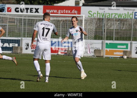 Volz, Leon gratuilierte Torschuetze dem, Torschütze, Jan-Lucas Dorow (Wormatia Worms) zum 1:1, Ausgleich Fussball-RL Südwest 18-19 - 26. Spieltag: SC Freiburg II - Wormatia Worms Foto Stock