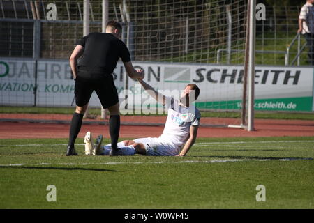 Nette Geste: Schiedsrichter Patrick Glaser (Wiesbaden) hilft Jan-Lucas Dorow (Wormatia Worms), auf die Beine Fussball-RL Südwest 18-19 - 26. Spieltag: SC Freiburg II - Wormatia Worms Foto Stock