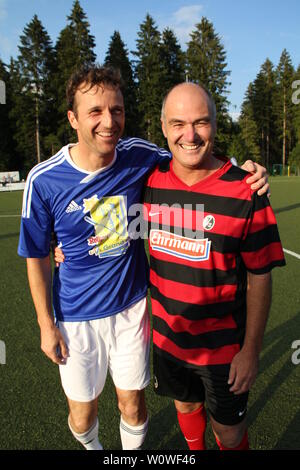 Bundestrainer Werner Schuster (links) mit Ex-Profi Thomas Schweizer beim traditionellen Promikick in Hinterzarten Foto Stock