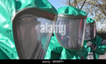 I vigili del fuoco di medicazione suite di protezione la protezione contro perdite tossici dei gas medicali in ospedale Haemek durante il trapano. Afula, Israele, 30 Gennaio 2017 Foto Stock