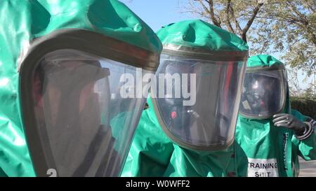 I vigili del fuoco di medicazione suite di protezione la protezione contro perdite tossici dei gas medicali in ospedale Haemek durante il trapano. Afula, Israele, 30 Gennaio 2017 Foto Stock