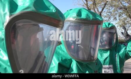 I vigili del fuoco di medicazione suite di protezione la protezione contro perdite tossici dei gas medicali in ospedale Haemek durante il trapano. Afula, Israele, 30 Gennaio 2017 Foto Stock