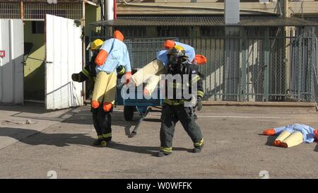 Manichini intossicato da tossici che perde gas medicali pronto per essere salvato dai vigili del fuoco in ospedale Haemek durante il trapano. Afula, Israele, 30 Gennaio 2017 Foto Stock