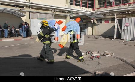 Manichini intossicato da tossici che perde gas medicali pronto per essere salvato dai vigili del fuoco in ospedale Haemek durante il trapano. Afula, Israele, 30 Gennaio 2017 Foto Stock