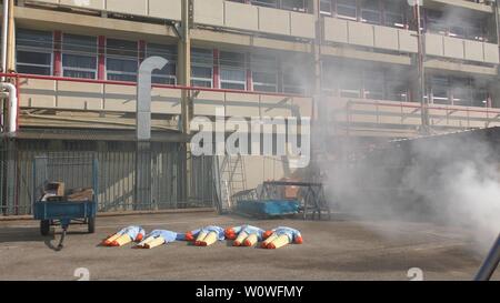 Manichini intossicato da tossici che perde gas medicali pronto per essere salvato dai vigili del fuoco in ospedale Haemek durante il trapano. Afula, Israele, 30 Gennaio 2017 Foto Stock