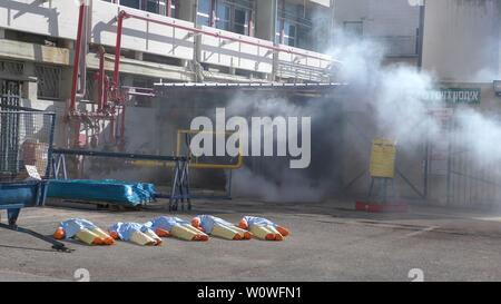 Manichini intossicato da tossici che perde gas medicali pronto per essere salvato dai vigili del fuoco in ospedale Haemek durante il trapano. Afula, Israele, 30 Gennaio 2017 Foto Stock