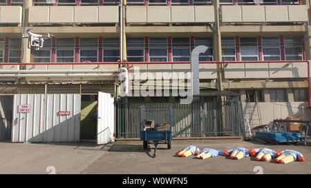 Manichini intossicato da tossici che perde gas medicali pronto per essere salvato dai vigili del fuoco in ospedale Haemek durante il trapano. Afula, Israele, 30 Gennaio 2017 Foto Stock