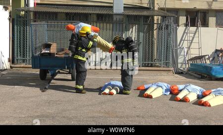 Manichini intossicato da tossici che perde gas medicali pronto per essere salvato dai vigili del fuoco in ospedale Haemek durante il trapano. Afula, Israele, 30 Gennaio 2017 Foto Stock