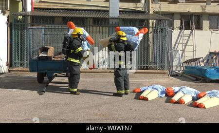 Manichini intossicato da tossici che perde gas medicali pronto per essere salvato dai vigili del fuoco in ospedale Haemek durante il trapano. Afula, Israele, 30 Gennaio 2017 Foto Stock