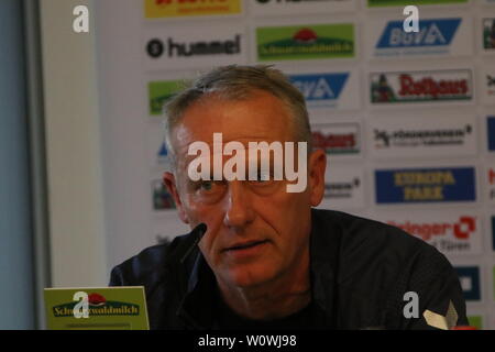 Trainer Streich cristiana (Freiburg) bei Pressekonferenz, PK, 1. BL: 18-19: 30. Sptg. - SC Freiburg vs Borussia Dortmund DFL REGOLAMENTI VIETANO QUALSIASI USO DI FOTOGRAFIE come sequenze di immagini e/o quasi-Video Foto: Joachim Hahne/johapress Foto Stock