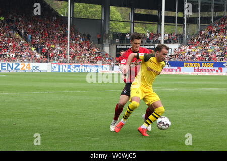 V. li. im Zweikampf Keven Schlotterbeck (Freiburg) vs Mario Götze (Dortmund), 1. BL: 18-19: 30. Sptg. - SC Freiburg vs Borussia Dortmund DFL REGOLAMENTI VIETANO QUALSIASI USO DI FOTOGRAFIE come sequenze di immagini e/o quasi-Video Foto: Joachim Hahne/johapress Foto Stock