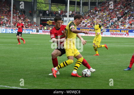 V. li. im Zweikampf Keven Schlotterbeck (Freiburg) vs Mario Götze (Dortmund), 1. BL: 18-19: 30. Sptg. - SC Freiburg vs Borussia Dortmund DFL REGOLAMENTI VIETANO QUALSIASI USO DI FOTOGRAFIE come sequenze di immagini e/o quasi-Video Foto: Joachim Hahne/johapress Foto Stock