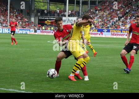 V. li. im Zweikampf Keven Schlotterbeck (Freiburg) vs Mario Götze (Dortmund), 1. BL: 18-19: 30. Sptg. - SC Freiburg vs Borussia Dortmund DFL REGOLAMENTI VIETANO QUALSIASI USO DI FOTOGRAFIE come sequenze di immagini e/o quasi-Video Foto: Joachim Hahne/johapress Foto Stock