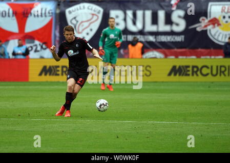 Dominique Heintz (Freiburg) mit sfera, 1. Fussball-BL: 18-19: 31. Sptg. - RB Leipzig vs SC Freiburg DFL REGOLAMENTI VIETANO QUALSIASI USO DI FOTOGRAFIE come sequenze di immagini e/o quasi-Video Foto: Joachim Hahne/johapress Foto Stock