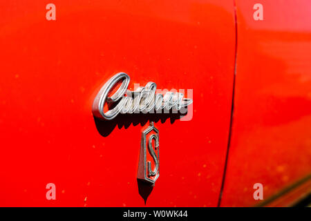 Berlino - 05 Maggio 2018: emblema di personal luxury car Oldsmobile Cutlass S. Close-up. Foto Stock