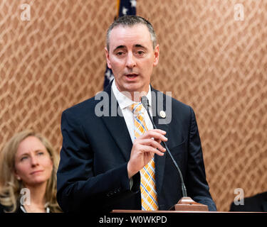 Washington, Stati Uniti. Il 27 giugno, 2019. Stati Uniti Rappresentante Brian Fitzpatrick (R-PA) intervenendo a una conferenza stampa sponsorizzata dalla dei risolutori di problemi Caucus e il senso comune coalizione di annunciare "Principi in materia di legislazione per la prescrizione di abbassare i prezzi dei farmaci" presso il Campidoglio di Washington DC. Credito: SOPA Immagini limitata/Alamy Live News Foto Stock
