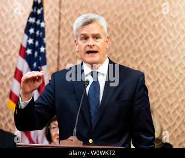 Washington, Stati Uniti. Il 27 giugno, 2019. Stati Uniti Il senatore Bill Cassidy (R-LA) intervenendo a una conferenza stampa sponsorizzata dalla dei risolutori di problemi Caucus e il senso comune coalizione di annunciare "Principi in materia di legislazione per la prescrizione di abbassare i prezzi dei farmaci" presso il Campidoglio di Washington DC. Credito: SOPA Immagini limitata/Alamy Live News Foto Stock