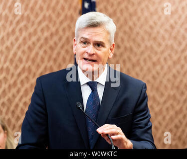 Washington, Stati Uniti. Il 27 giugno, 2019. Stati Uniti Il senatore Bill Cassidy (R-LA) intervenendo a una conferenza stampa sponsorizzata dalla dei risolutori di problemi Caucus e il senso comune coalizione di annunciare "Principi in materia di legislazione per la prescrizione di abbassare i prezzi dei farmaci" presso il Campidoglio di Washington DC. Credito: SOPA Immagini limitata/Alamy Live News Foto Stock