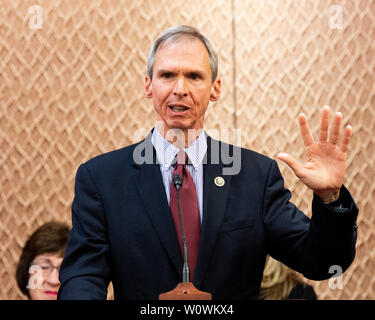 Washington, Stati Uniti. Il 27 giugno, 2019. Stati Uniti Rappresentante Paolo Gosar (R-AZ) intervenendo a una conferenza stampa sponsorizzata dalla dei risolutori di problemi Caucus e il senso comune coalizione di annunciare "Principi in materia di legislazione per la prescrizione di abbassare i prezzi dei farmaci" presso il Campidoglio di Washington DC. Credito: SOPA Immagini limitata/Alamy Live News Foto Stock