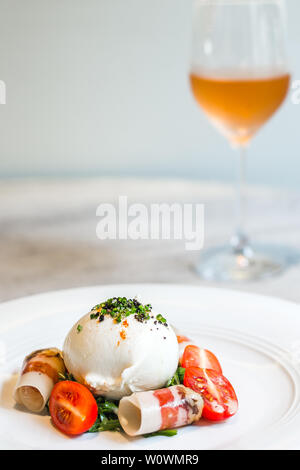 Artigiana Burrata insalata marinata di erbe burrata, Francese indurito spalla di maiale e insalata mista Foto Stock