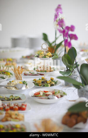 Tabella con spuntini per un tavolo da buffet. Foto Stock