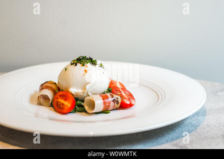 Artigiana Burrata insalata marinata di erbe burrata, Francese indurito spalla di maiale e insalata mista Foto Stock