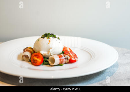 Artigiana Burrata insalata marinata di erbe burrata, Francese indurito spalla di maiale e insalata mista Foto Stock