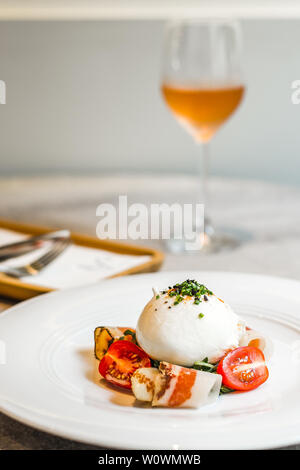 Artigiana Burrata insalata marinata di erbe burrata, Francese indurito spalla di maiale e insalata mista Foto Stock