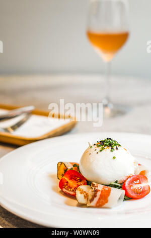 Artigiana Burrata insalata marinata di erbe burrata, Francese indurito spalla di maiale e insalata mista Foto Stock