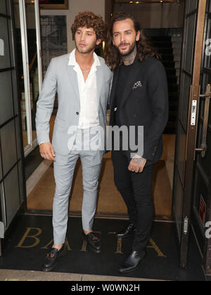 Londra, Regno Unito. Il 27 giugno, 2018. Eyal Booker e Pete stoppini che frequentano il RSPCA animale Champions onori a BAFTA nel credito di Londra: SOPA Immagini limitata/Alamy Live News Foto Stock