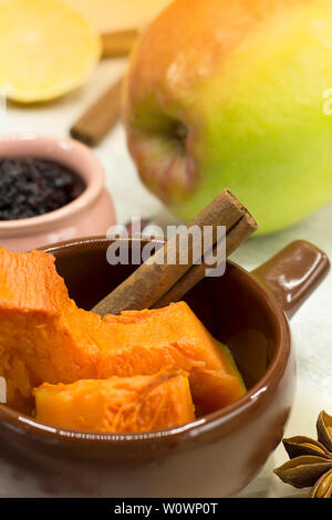 Appena sfornato fette di zucca con la stecca di cannella. Cibo sano. L'immagine verticale Foto Stock