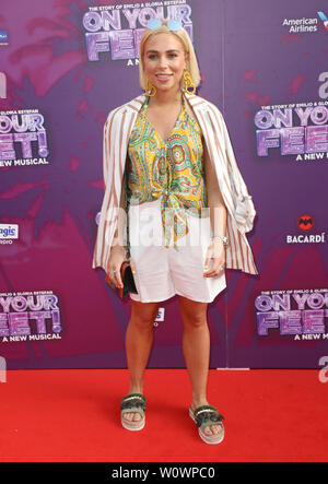 Londra, Regno Unito. Il 27 giugno, 2018. Gabby Allen arriva sul tappeto rosso durante il sui piedi - Musical premere notte al The London Coliseum, St Martin's Lane Credito: SOPA Immagini limitata/Alamy Live News Foto Stock