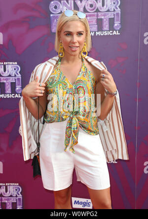 Londra, Regno Unito. Il 27 giugno, 2018. Gabby Allen arriva sul tappeto rosso durante il sui piedi - Musical premere notte al The London Coliseum, St Martin's Lane Credito: SOPA Immagini limitata/Alamy Live News Foto Stock