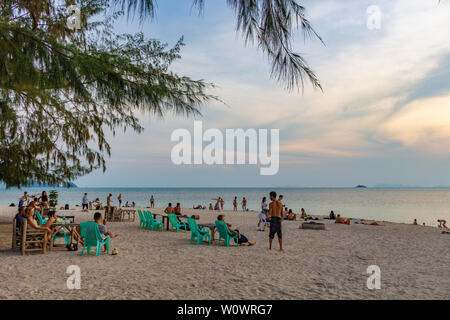 Koh Phangan, Tailandia - 26 Aprile 2019: folla seduto sulla sabbia e guardare il tramonto in spiaggia Zen in Sri Thanu Foto Stock