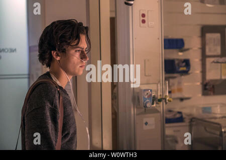 Cinque piedi distante è un 2019 American dramma romantico film diretto da Justin Baldoni e scritto da Mikki Daughtry e Tobias Iaconis. Questa fotografia è fornito per il solo uso editoriale ed è il copyright del film company e/o il fotografo designato assegnato dal film o società di produzione. Foto Stock