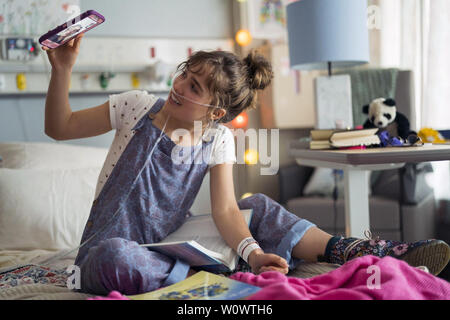 Cinque piedi distante è un 2019 American dramma romantico film diretto da Justin Baldoni e scritto da Mikki Daughtry e Tobias Iaconis. Questa fotografia è fornito per il solo uso editoriale ed è il copyright del film company e/o il fotografo designato assegnato dal film o società di produzione. Foto Stock