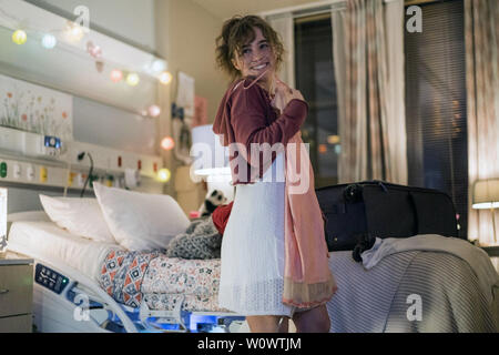 Cinque piedi distante è un 2019 American dramma romantico film diretto da Justin Baldoni e scritto da Mikki Daughtry e Tobias Iaconis. Questa fotografia è fornito per il solo uso editoriale ed è il copyright del film company e/o il fotografo designato assegnato dal film o società di produzione. Foto Stock