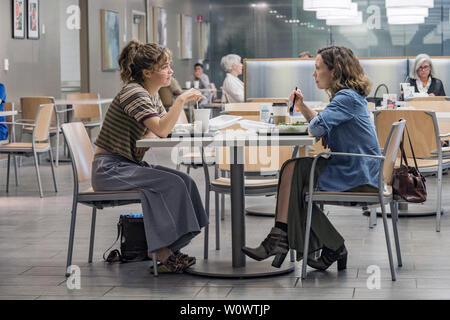 Cinque piedi distante è un 2019 American dramma romantico film diretto da Justin Baldoni e scritto da Mikki Daughtry e Tobias Iaconis. Questa fotografia è fornito per il solo uso editoriale ed è il copyright del film company e/o il fotografo designato assegnato dal film o società di produzione. Foto Stock