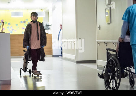 Cinque piedi distante è un 2019 American dramma romantico film diretto da Justin Baldoni e scritto da Mikki Daughtry e Tobias Iaconis. Questa fotografia è fornito per il solo uso editoriale ed è il copyright del film company e/o il fotografo designato assegnato dal film o società di produzione. Foto Stock