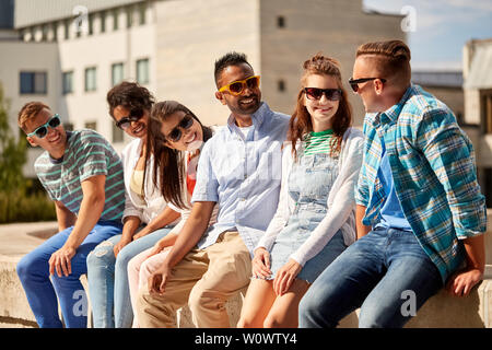 Happy amici in occhiali da sole in città in estate Foto Stock