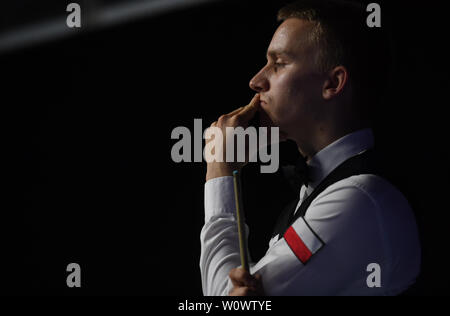 Wuxi, cinese della provincia di Jiangsu. Il 28 giugno, 2019. Kacper Filipiak di Polonia compete durante il gruppo match tra Kurt Maflin/Christopher watt di Norvegia e Adam Stepanow/Kacper Filipiak della Polonia nel 2019 Snooker di Coppa del Mondo a Wuxi, Cina orientale della provincia di Jiangsu, 28 giugno 2019. Credito: Ji Chunpeng/Xinhua/Alamy Live News Foto Stock