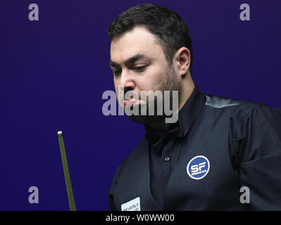 Wuxi, cinese della provincia di Jiangsu. Il 28 giugno, 2019. Kurt Maflin di Norvegia compete durante il gruppo match tra Kurt Maflin/Christopher watt di Norvegia e Adam Stepanow/Kacper Filipiak della Polonia nel 2019 Snooker di Coppa del Mondo a Wuxi, Cina orientale della provincia di Jiangsu, 28 giugno 2019. Credito: Ji Chunpeng/Xinhua/Alamy Live News Foto Stock