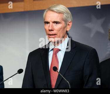 Washington, Stati Uniti. Il 27 giugno, 2019. Stati Uniti Il senatore Rob Portman (R-OH) intervenendo a una conferenza stampa su sanzioni sulla Corea del Nord nella Difesa nazionale atto di autorizzazione al Campidoglio di Washington DC. Credito: SOPA Immagini limitata/Alamy Live News Foto Stock